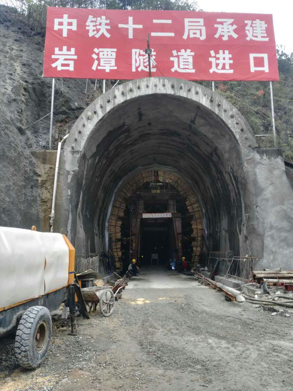 公司臺車，中鐵十二局巖潭鐵路隧道項目工地